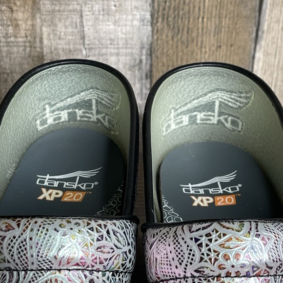 Womens Dansko XP 2.0 Lacey Iridescent Leather Floral Comfort Clogs Size EU 40 - Picture 9 of 9